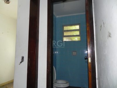 Casa à venda com 110m², 4 quartos, 1 suíte, 4 vagas no bairro Jardim Itu em Porto Alegre - Foto 18