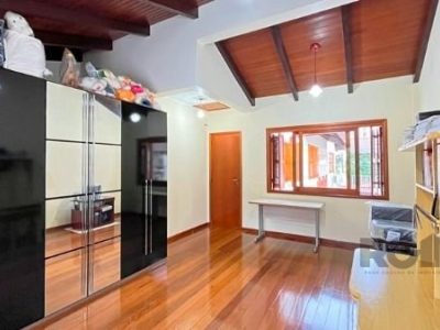 Casa à venda com 240m², 3 quartos, 2 suítes, 4 vagas no bairro Tristeza em Porto Alegre - Foto 38