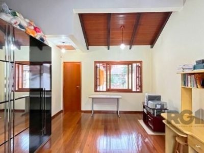 Casa à venda com 240m², 3 quartos, 2 suítes, 4 vagas no bairro Tristeza em Porto Alegre - Foto 34