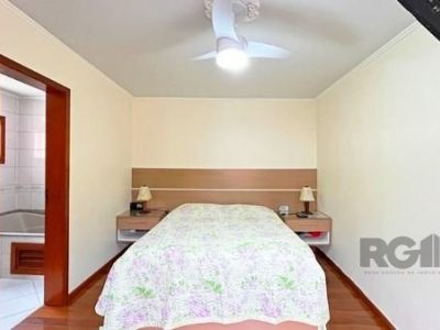 Casa à venda com 240m², 3 quartos, 2 suítes, 4 vagas no bairro Tristeza em Porto Alegre - Foto 30