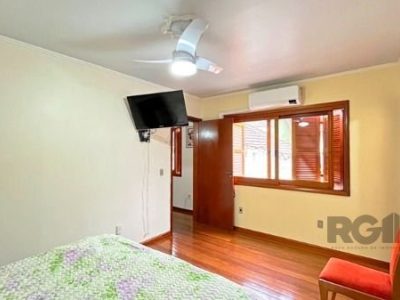 Casa à venda com 240m², 3 quartos, 2 suítes, 4 vagas no bairro Tristeza em Porto Alegre - Foto 33