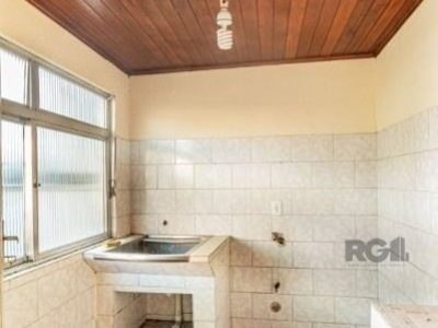 Casa à venda com 210m², 3 quartos, 1 suíte, 6 vagas no bairro São João em Porto Alegre - Foto 23