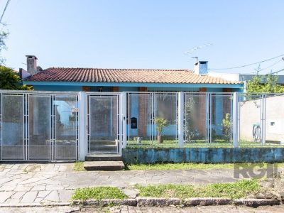 Casa à venda com 165m², 3 quartos, 1 suíte, 3 vagas no bairro Ipanema em Porto Alegre - Foto 2