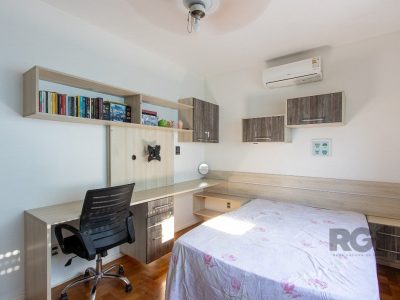 Casa à venda com 165m², 3 quartos, 1 suíte, 3 vagas no bairro Ipanema em Porto Alegre - Foto 14