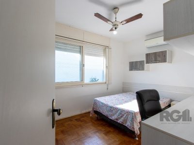 Casa à venda com 165m², 3 quartos, 1 suíte, 3 vagas no bairro Ipanema em Porto Alegre - Foto 17