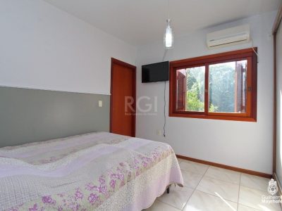 Casa à venda com 212m², 3 quartos, 2 vagas no bairro Medianeira em Porto Alegre - Foto 35