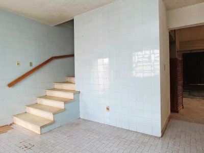 Casa à venda com 350m², 6 quartos, 1 suíte, 4 vagas no bairro Três Figueiras em Porto Alegre - Foto 9