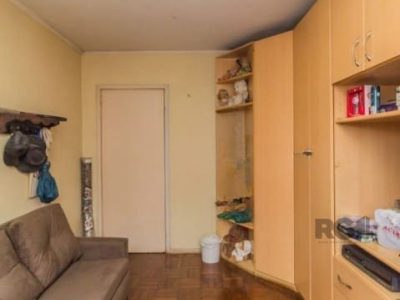 Casa à venda com 414m², 4 quartos, 1 suíte, 4 vagas no bairro Santo Antônio em Porto Alegre - Foto 26