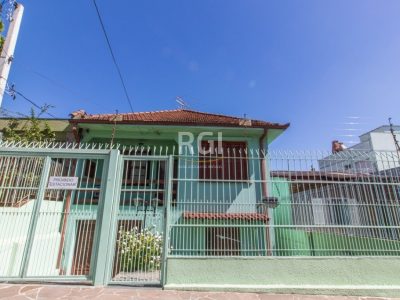 Casa à venda com 180m², 4 quartos, 1 vaga no bairro Partenon em Porto Alegre - Foto 2