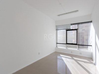 Conjunto/Sala à venda com 72m² no bairro Auxiliadora em Porto Alegre - Foto 13