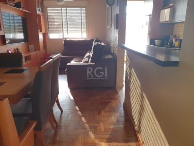 Apartamento à venda com 80m², 2 quartos, 1 vaga no bairro Medianeira em Porto Alegre - Foto 4