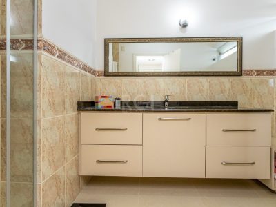 Casa à venda com 241m², 3 quartos, 1 suíte, 3 vagas no bairro Jardim Planalto em Porto Alegre - Foto 26