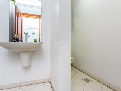 Casa à venda com 241m², 3 quartos, 1 suíte, 3 vagas no bairro Jardim Planalto em Porto Alegre - Foto 30