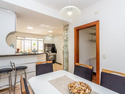 Casa à venda com 241m², 3 quartos, 1 suíte, 3 vagas no bairro Jardim Planalto em Porto Alegre - Foto 36