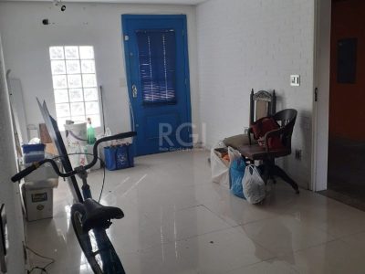 Casa à venda com 250m², 3 quartos, 1 suíte, 4 vagas no bairro Jardim do Salso em Porto Alegre - Foto 2