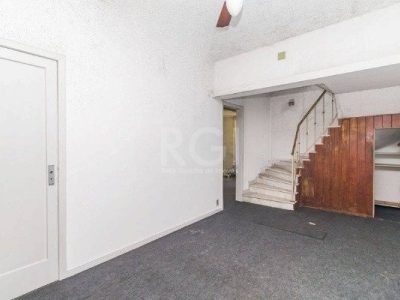 Casa à venda com 190m², 3 quartos, 4 vagas no bairro Petrópolis em Porto Alegre - Foto 4