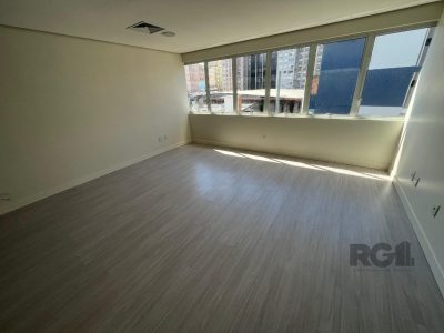 Conjunto/Sala à venda com 30m², 1 vaga no bairro Centro em Porto Alegre - Foto 3