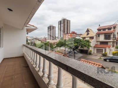 Casa à venda com 280m², 4 quartos, 1 suíte, 2 vagas no bairro Chácara das Pedras em Porto Alegre - Foto 19