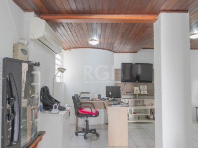 Casa à venda com 231m², 4 quartos, 2 suítes, 4 vagas no bairro Glória em Porto Alegre - Foto 19