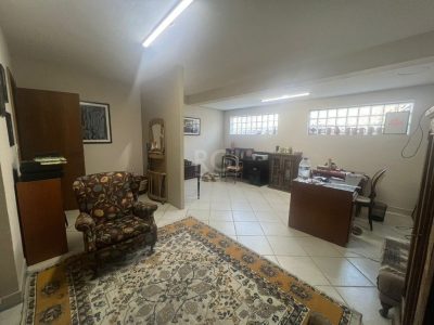 Casa à venda com 400m², 4 quartos, 2 suítes, 3 vagas no bairro Chácara das Pedras em Porto Alegre - Foto 9