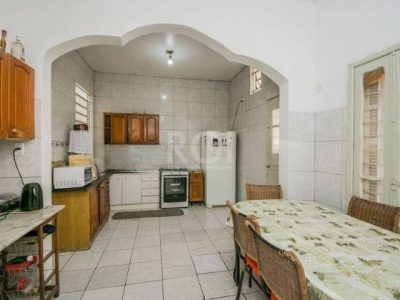 Casa à venda com 290m², 3 quartos, 4 vagas no bairro Santo Antônio em Porto Alegre - Foto 17