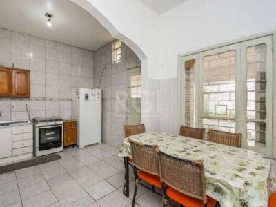 Casa à venda com 290m², 3 quartos, 4 vagas no bairro Santo Antônio em Porto Alegre - Foto 18