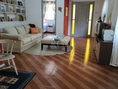 Casa à venda com 335m², 3 quartos, 4 vagas no bairro Partenon em Porto Alegre - Foto 4