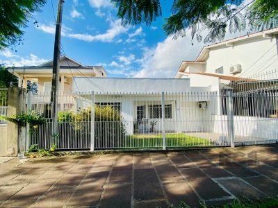 Casa à venda com 120m², 3 quartos, 1 suíte, 3 vagas no bairro Vila Ipiranga em Porto Alegre - Foto 2