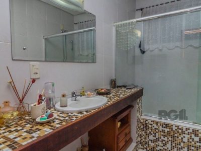 Casa à venda com 411m², 3 quartos, 1 suíte, 4 vagas no bairro Medianeira em Porto Alegre - Foto 16