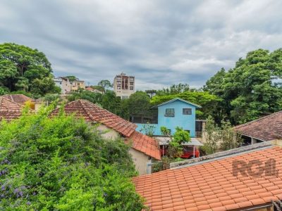 Casa à venda com 411m², 3 quartos, 1 suíte, 4 vagas no bairro Medianeira em Porto Alegre - Foto 23