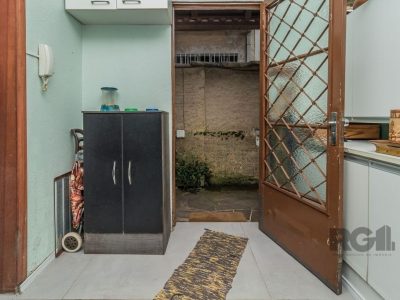 Casa à venda com 411m², 3 quartos, 1 suíte, 4 vagas no bairro Medianeira em Porto Alegre - Foto 28