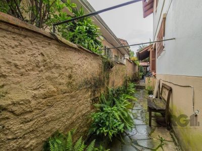 Casa à venda com 411m², 3 quartos, 1 suíte, 4 vagas no bairro Medianeira em Porto Alegre - Foto 30