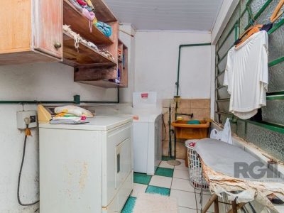 Casa à venda com 411m², 3 quartos, 1 suíte, 4 vagas no bairro Medianeira em Porto Alegre - Foto 44