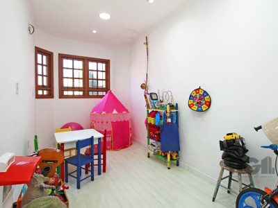 Casa à venda com 192m², 4 quartos, 3 suítes, 2 vagas no bairro Medianeira em Porto Alegre - Foto 5