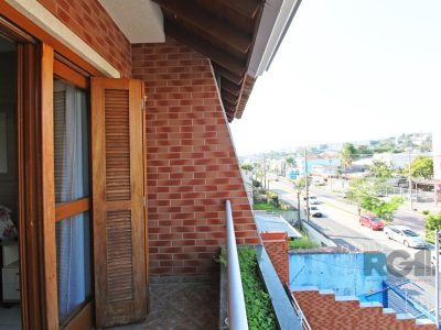 Casa à venda com 192m², 4 quartos, 3 suítes, 2 vagas no bairro Medianeira em Porto Alegre - Foto 25