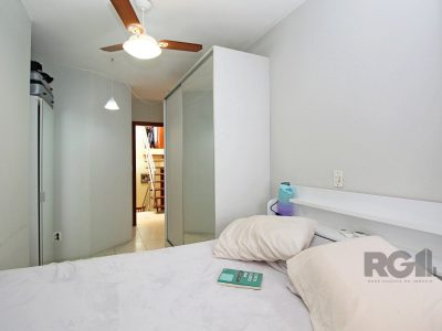 Casa à venda com 192m², 4 quartos, 3 suítes, 2 vagas no bairro Medianeira em Porto Alegre - Foto 36