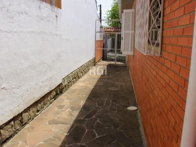 Casa à venda com 208m², 3 quartos, 1 vaga no bairro Partenon em Porto Alegre - Foto 11