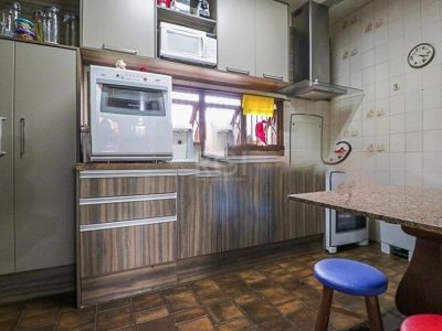 Casa à venda com 350m², 4 quartos, 1 suíte, 2 vagas no bairro Chácara das Pedras em Porto Alegre - Foto 17