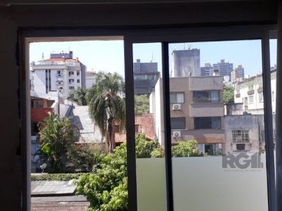 Cobertura à venda com 94m², 2 quartos, 1 suíte, 1 vaga no bairro Petrópolis em Porto Alegre - Foto 3