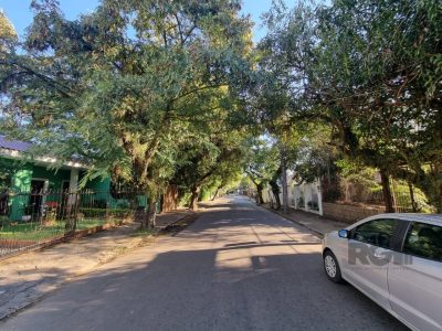 Casa à venda com 98m², 2 quartos, 1 suíte, 3 vagas no bairro Ipanema em Porto Alegre - Foto 2