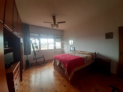 Casa à venda com 243m², 3 quartos, 5 vagas no bairro Medianeira em Porto Alegre - Foto 4