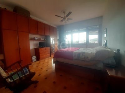 Casa à venda com 243m², 3 quartos, 5 vagas no bairro Medianeira em Porto Alegre - Foto 5