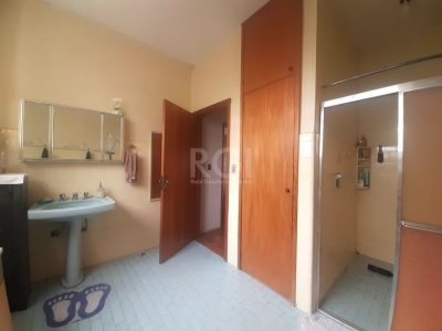 Casa à venda com 243m², 3 quartos, 5 vagas no bairro Medianeira em Porto Alegre - Foto 7