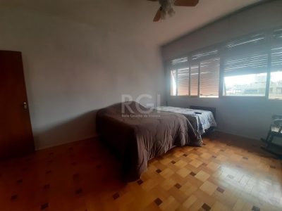 Casa à venda com 243m², 3 quartos, 5 vagas no bairro Medianeira em Porto Alegre - Foto 9