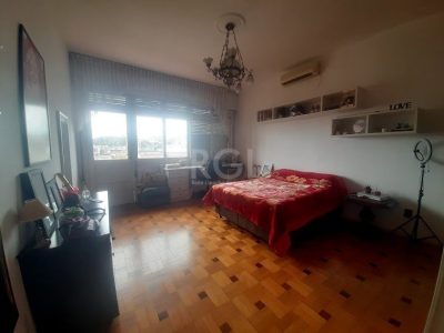 Casa à venda com 243m², 3 quartos, 5 vagas no bairro Medianeira em Porto Alegre - Foto 10