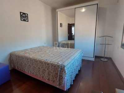 Casa à venda com 254m², 3 quartos, 1 suíte, 2 vagas no bairro Tristeza em Porto Alegre - Foto 17