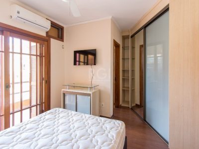 Casa à venda com 204m², 3 quartos, 1 suíte, 3 vagas no bairro Ipanema em Porto Alegre - Foto 14