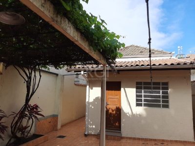 Casa à venda com 150m², 3 quartos, 1 suíte, 4 vagas no bairro Floresta em Porto Alegre - Foto 8