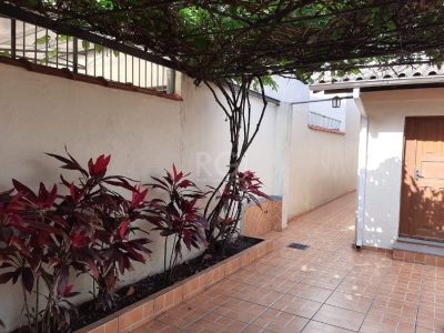 Casa à venda com 150m², 3 quartos, 1 suíte, 4 vagas no bairro Floresta em Porto Alegre - Foto 11