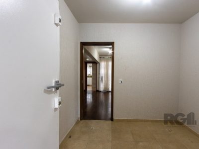 Casa à venda com 229m², 4 quartos, 1 suíte, 3 vagas no bairro Azenha em Porto Alegre - Foto 4